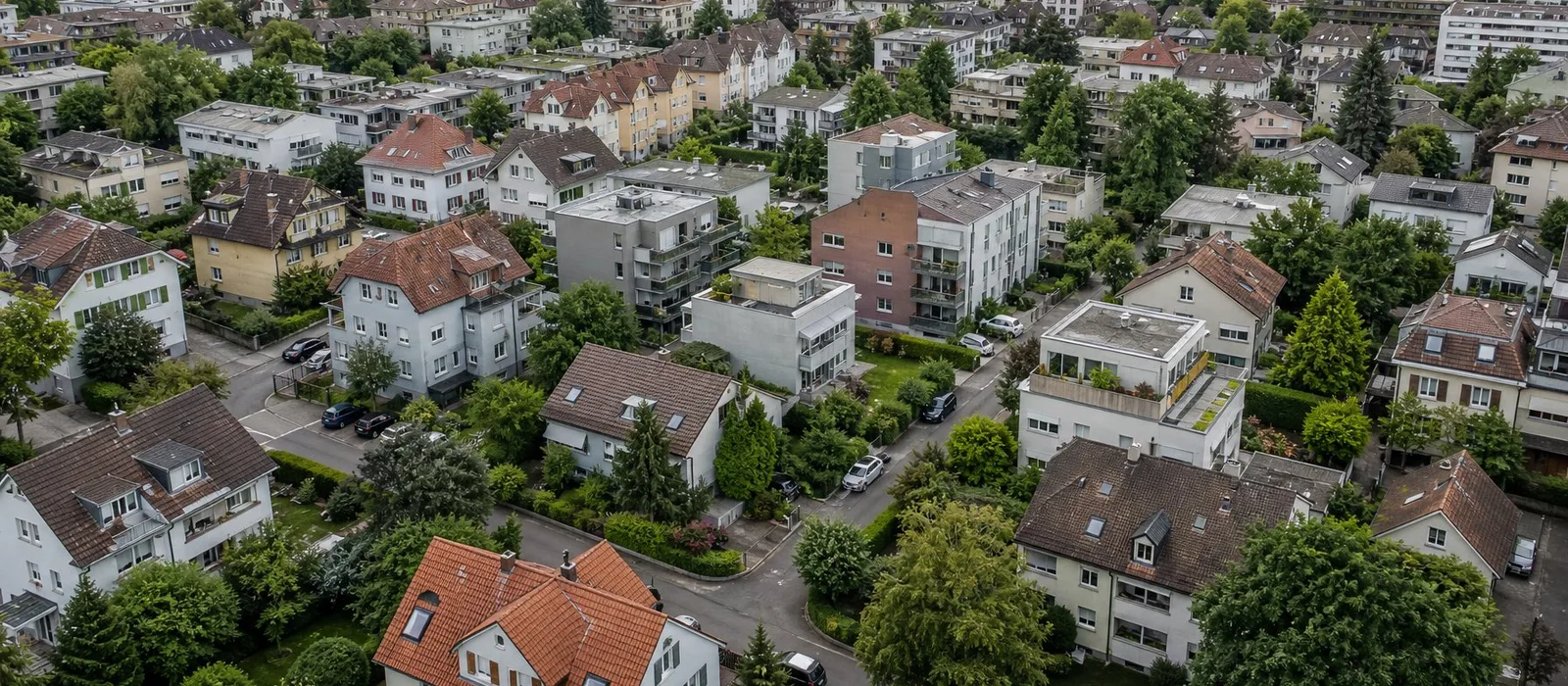 Luftaufnahme eines Wohnquartiers in der Region Basel mit typischer Nachkriegsarchitektur